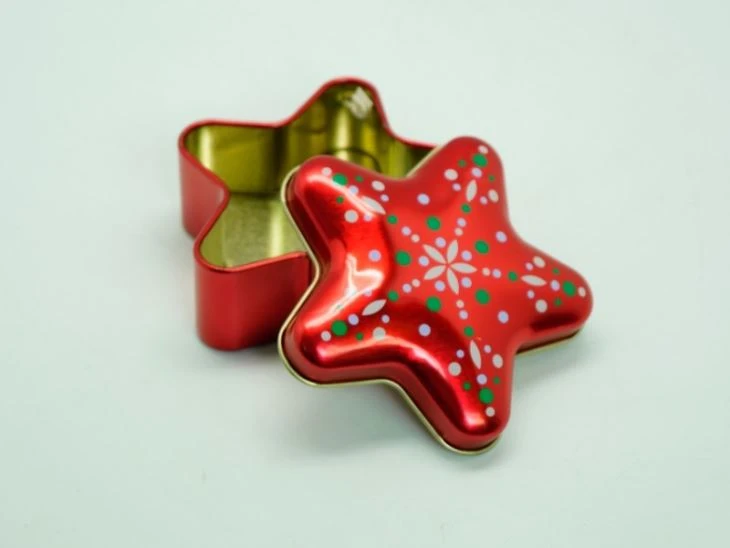 Small Christmas Style Tin Five Star